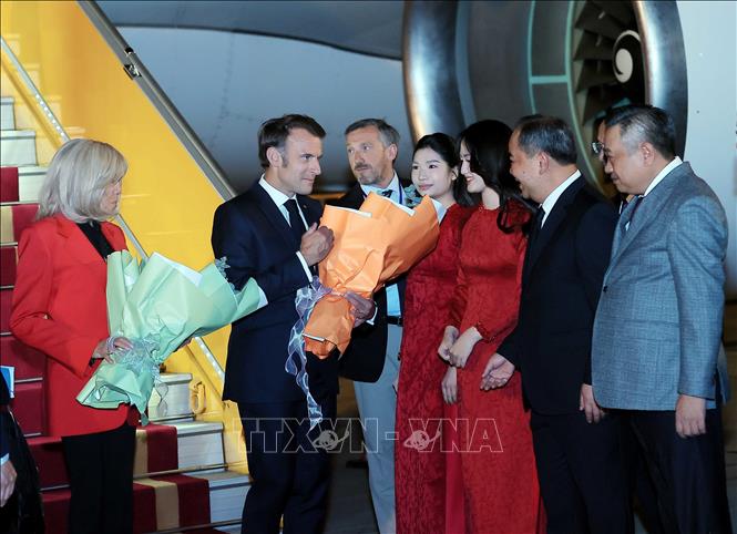 Tổng thống Pháp Emmanuel Macron và Phu nhân đến Hà Nội, bắt đầu thăm cấp Nhà nước tới Việt Nam- Ảnh 1. Tổng thống Pháp Emmanuel Macron và Phu nhân đến Hà Nội, bắt đầu thăm cấp Nhà nước tới Việt Nam- Ảnh 1.