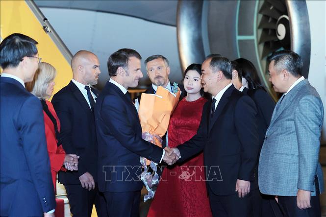 Tổng thống Pháp Emmanuel Macron và Phu nhân đến Hà Nội, bắt đầu thăm cấp Nhà nước tới Việt Nam- Ảnh 2. Tổng thống Pháp Emmanuel Macron và Phu nhân đến Hà Nội, bắt đầu thăm cấp Nhà nước tới Việt Nam- Ảnh 2.