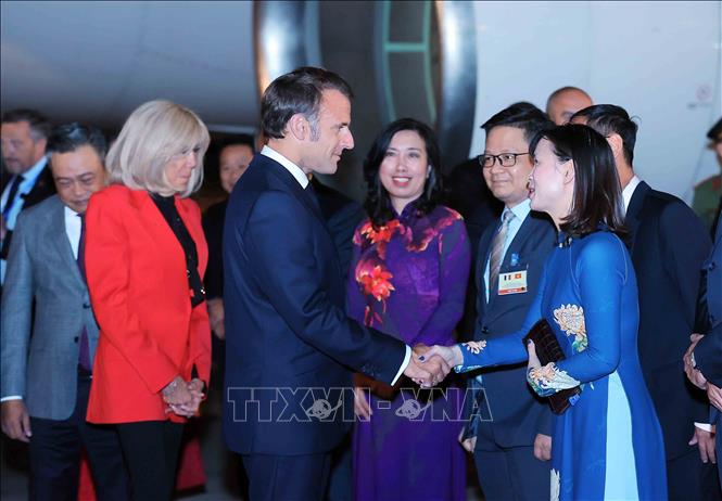 Tổng thống Pháp Emmanuel Macron và Phu nhân đến Hà Nội, bắt đầu thăm cấp Nhà nước tới Việt Nam- Ảnh 3. Tổng thống Pháp Emmanuel Macron và Phu nhân đến Hà Nội, bắt đầu thăm cấp Nhà nước tới Việt Nam- Ảnh 3.