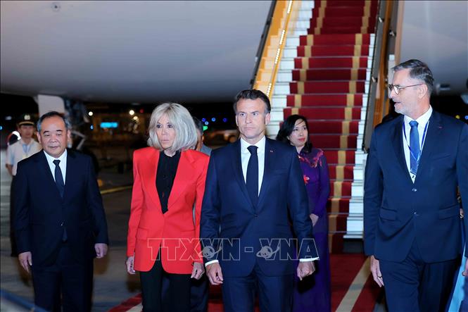 Tổng thống Pháp Emmanuel Macron và Phu nhân đến Hà Nội, bắt đầu thăm cấp Nhà nước tới Việt Nam- Ảnh 4. Tổng thống Pháp Emmanuel Macron và Phu nhân đến Hà Nội, bắt đầu thăm cấp Nhà nước tới Việt Nam- Ảnh 4.