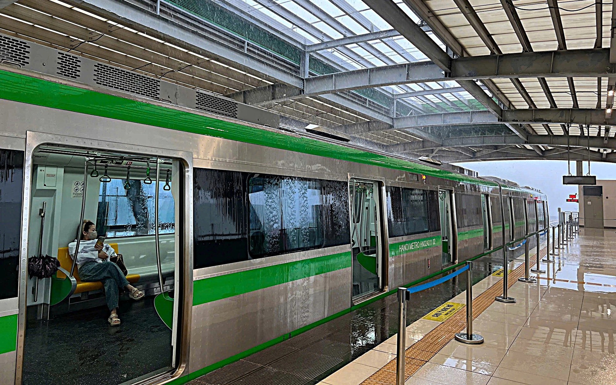 Metro Cát Linh – Hà Đông "tốc mái" gần 1 năm chưa sửa: Trách nhiệm thuộc về ai?