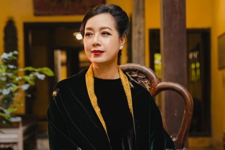 Mỹ nhân Hà thành múa kiếm điệu nghệ ở tuổi U60- Ảnh 1. Mỹ nhân Hà thành múa kiếm điệu nghệ ở tuổi U60- Ảnh 1.