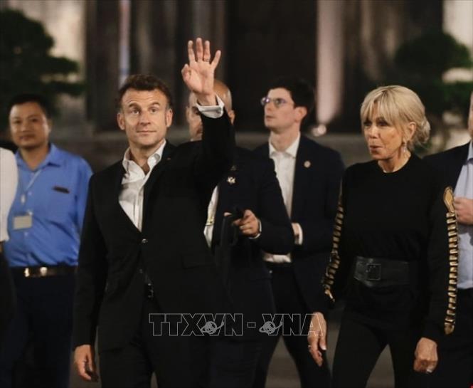 Tổng thống Pháp Emmanuel Macron và Phu nhân dạo phố cổ Hà Nội- Ảnh 1. Tổng thống Pháp Emmanuel Macron và Phu nhân dạo phố cổ Hà Nội- Ảnh 1.