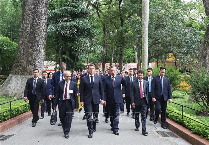Tổng Bí thư Tô Lâm và Tổng thống Pháp thăm Khu di tích Chủ tịch Hồ Chí Minh tại Phủ Chủ tịch- Ảnh 2.