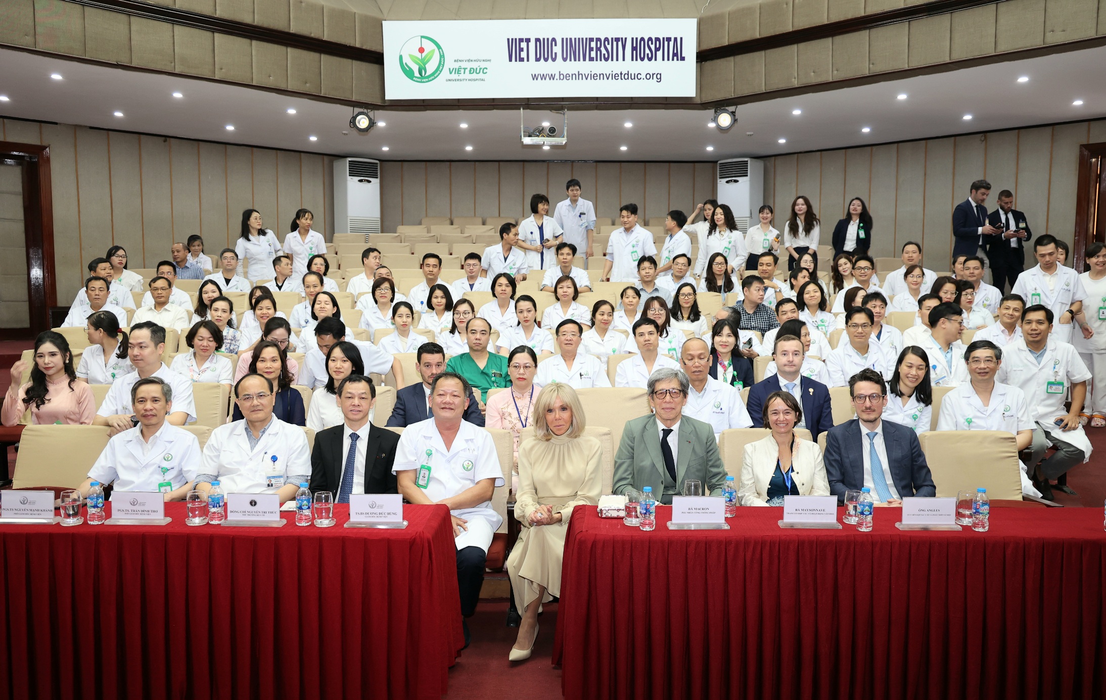 Phu nhân Tổng thống Pháp thăm Bệnh viện Hữu nghị Việt Đức- Ảnh 9.