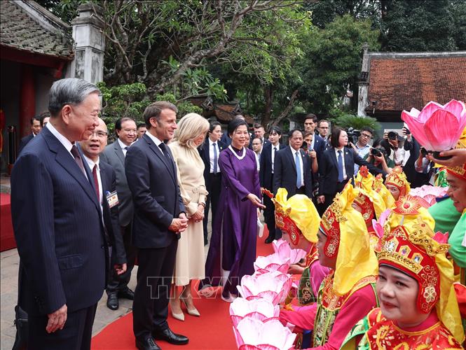 Tổng Bí thư Tô Lâm và Tổng thống Pháp thăm Văn Miếu - Quốc Tử Giám- Ảnh 6.