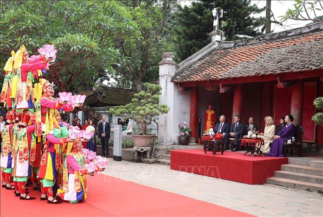 Tổng Bí thư Tô Lâm và Tổng thống Pháp thăm Văn Miếu - Quốc Tử Giám- Ảnh 8.