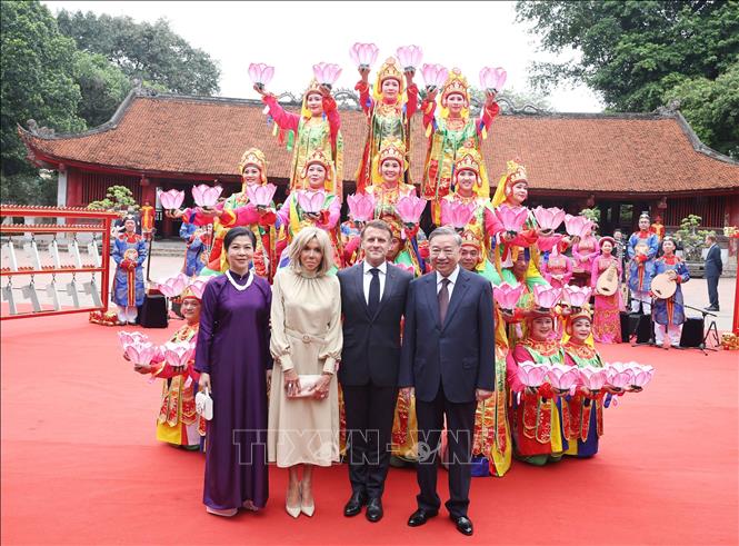 Tổng Bí thư Tô Lâm và Tổng thống Pháp thăm Văn Miếu - Quốc Tử Giám- Ảnh 11.