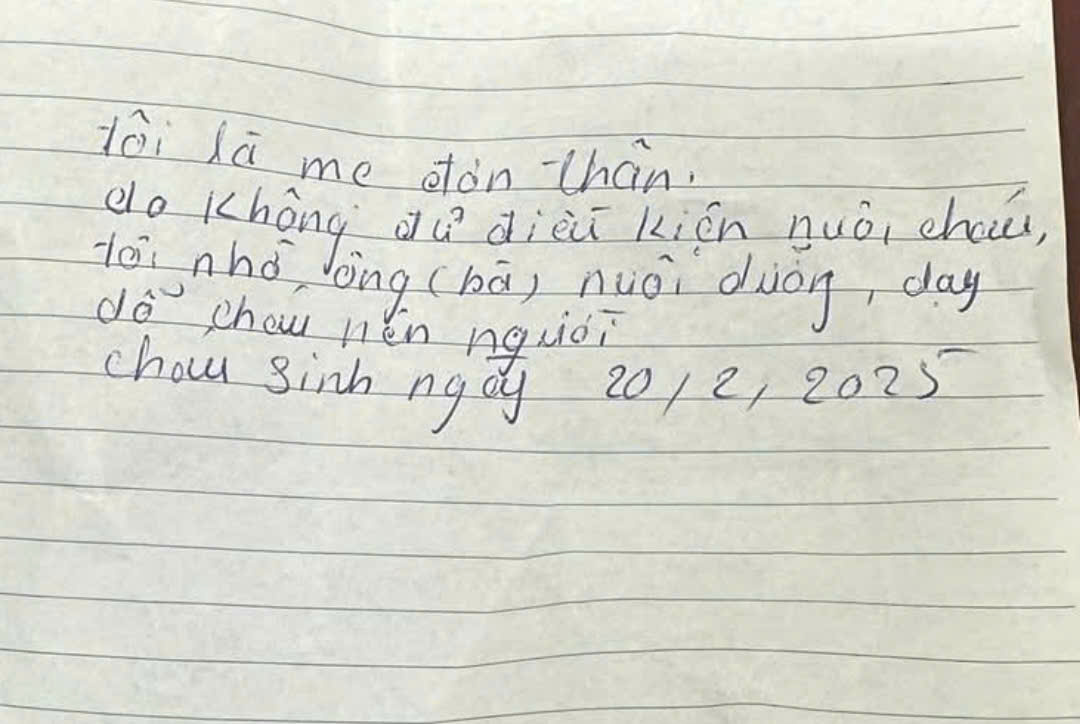 Đi tuần tra, công an xã bất ngờ phát hiện bé trai sơ sinh bị bỏ rơi- Ảnh 1.