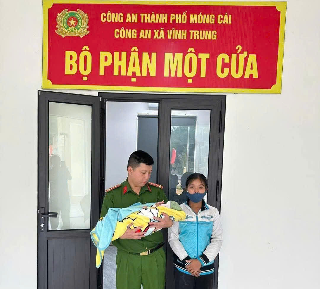 Đi tuần tra, công an xã bất ngờ phát hiện bé trai sơ sinh bị bỏ rơi- Ảnh 2.