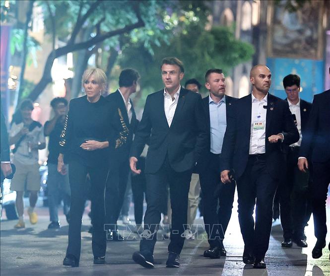 Tổng thống Pháp Emmanuel Macron và Phu nhân dạo phố cổ Hà Nội- Ảnh 3. Tổng thống Pháp Emmanuel Macron và Phu nhân dạo phố cổ Hà Nội- Ảnh 3.