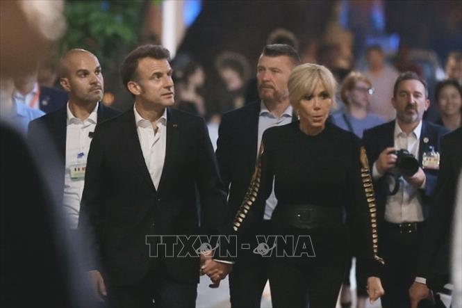 Tổng thống Pháp Emmanuel Macron và Phu nhân dạo phố cổ Hà Nội- Ảnh 5. Tổng thống Pháp Emmanuel Macron và Phu nhân dạo phố cổ Hà Nội- Ảnh 5.