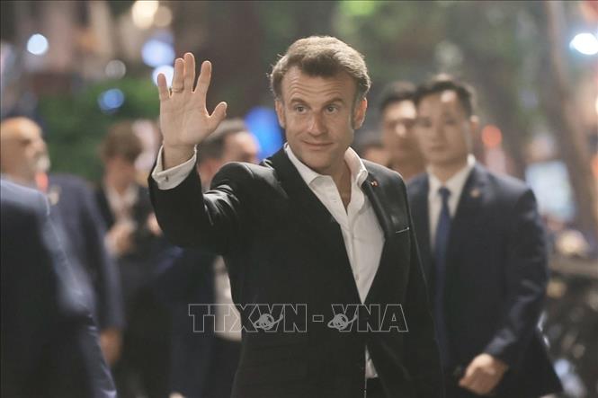 Tổng thống Pháp Emmanuel Macron và Phu nhân dạo phố cổ Hà Nội- Ảnh 2. Tổng thống Pháp Emmanuel Macron và Phu nhân dạo phố cổ Hà Nội- Ảnh 2.