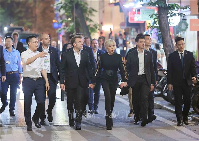 Tổng thống Pháp Emmanuel Macron và Phu nhân dạo phố cổ Hà Nội- Ảnh 6. Tổng thống Pháp Emmanuel Macron và Phu nhân dạo phố cổ Hà Nội- Ảnh 6.