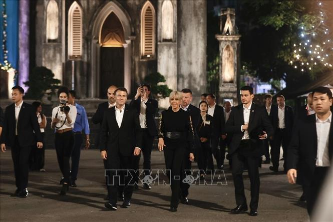 Tổng thống Pháp Emmanuel Macron và Phu nhân dạo phố cổ Hà Nội- Ảnh 7. Tổng thống Pháp Emmanuel Macron và Phu nhân dạo phố cổ Hà Nội- Ảnh 7.