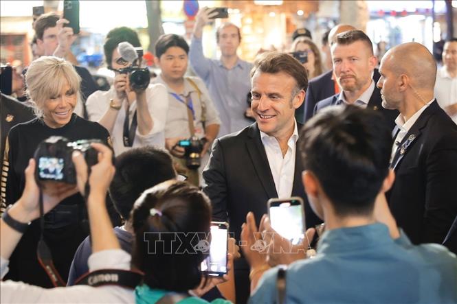 Tổng thống Pháp Emmanuel Macron và Phu nhân dạo phố cổ Hà Nội- Ảnh 8. Tổng thống Pháp Emmanuel Macron và Phu nhân dạo phố cổ Hà Nội- Ảnh 8.