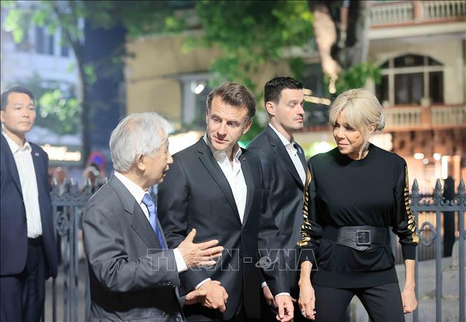 Tổng thống Pháp Emmanuel Macron và Phu nhân dạo phố cổ Hà Nội- Ảnh 4. Tổng thống Pháp Emmanuel Macron và Phu nhân dạo phố cổ Hà Nội- Ảnh 4.