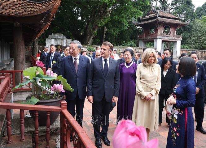 Tổng Bí thư Tô Lâm và Tổng thống Pháp thăm Văn Miếu - Quốc Tử Giám- Ảnh 2.