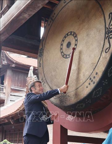 Tổng Bí thư Tô Lâm và Tổng thống Pháp thăm Văn Miếu - Quốc Tử Giám- Ảnh 5.
