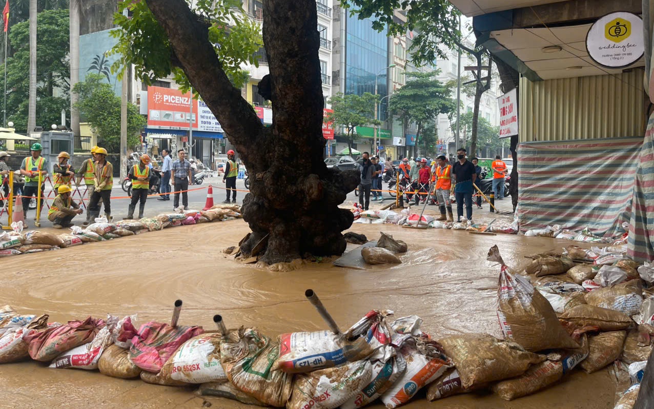 Bùn lại phun lên mặt đất, Ban Quản lý Đường sắt đô thị Hà Nội nói gì?