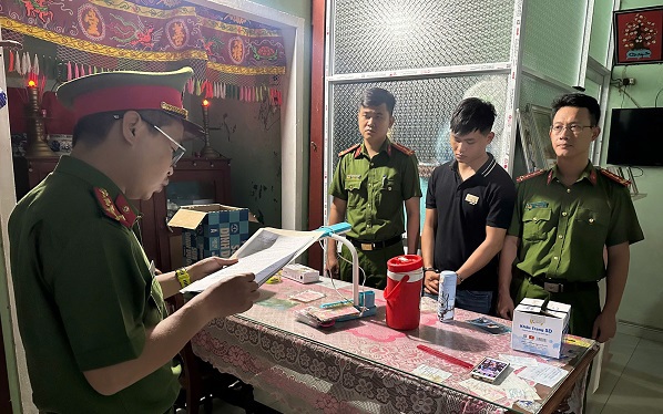 Vờ mua vàng, cướp giật rồi tẩu thoát- Ảnh 3. Vờ mua vàng, cướp giật rồi tẩu thoát- Ảnh 3.