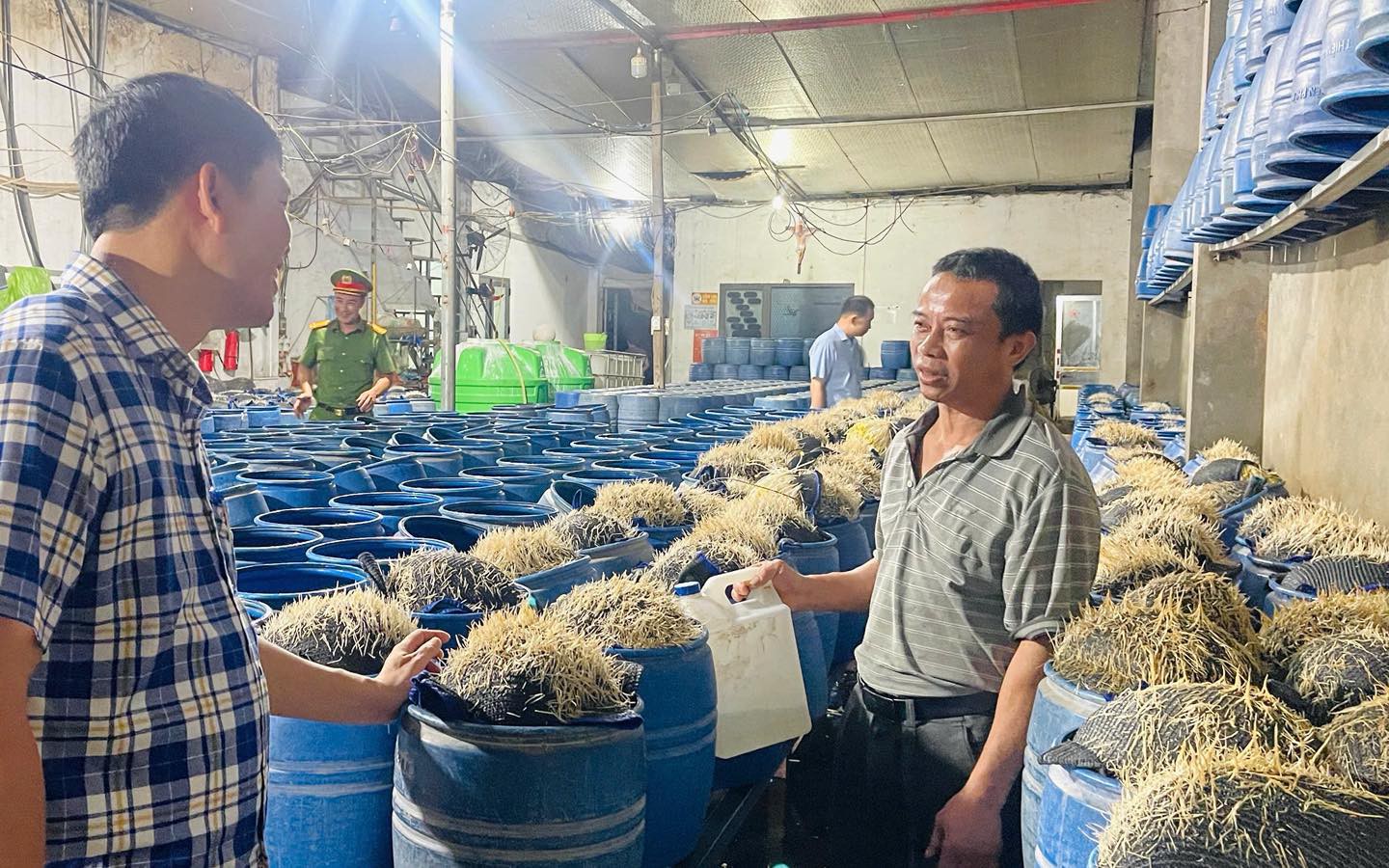 Triệt phá cơ sở sản xuất hơn 60.000 lít giấm giả- Ảnh 4.