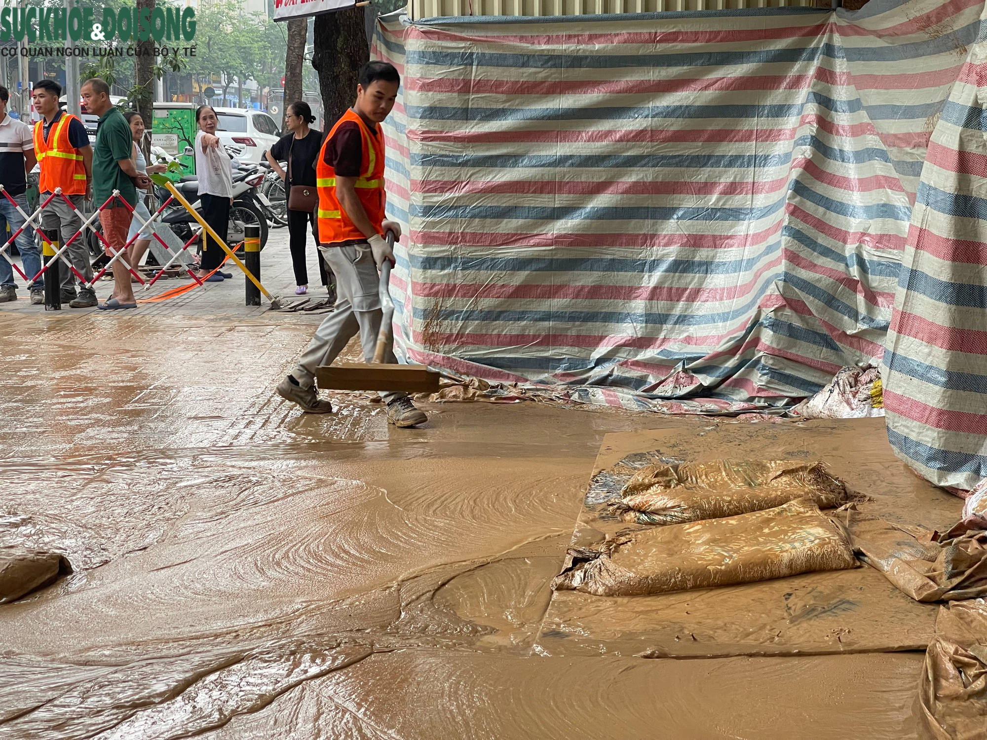 Bùn đất bất ngờ phun trào trên đường Cát Linh, Hà Nội- Ảnh 1. Bùn đất bất ngờ phun trào trên đường Cát Linh, Hà Nội- Ảnh 1.