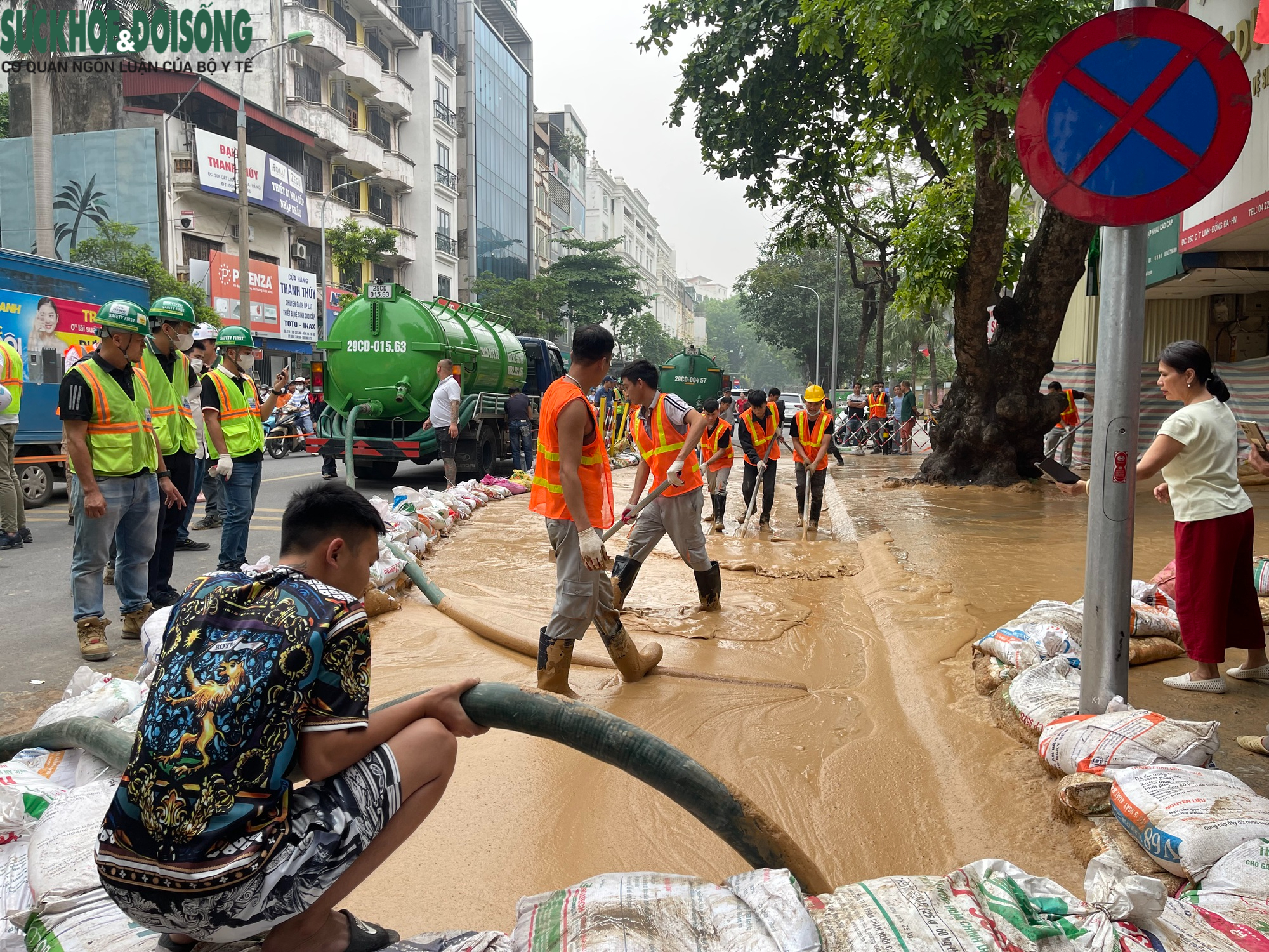 Bùn đất bất ngờ phun trào trên đường Cát Linh, Hà Nội- Ảnh 2. Bùn đất bất ngờ phun trào trên đường Cát Linh, Hà Nội- Ảnh 2.