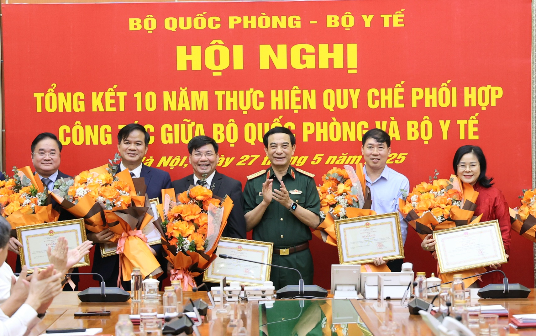 Tiếp tục triển khai thực hiện tốt công tác kết hợp quân dân y, phát triển y tế biển, đảo, vùng sâu, vùng xa, biên giới- Ảnh 10. Tiếp tục triển khai thực hiện tốt công tác kết hợp quân dân y, phát triển y tế biển, đảo, vùng sâu, vùng xa, biên giới- Ảnh 10.