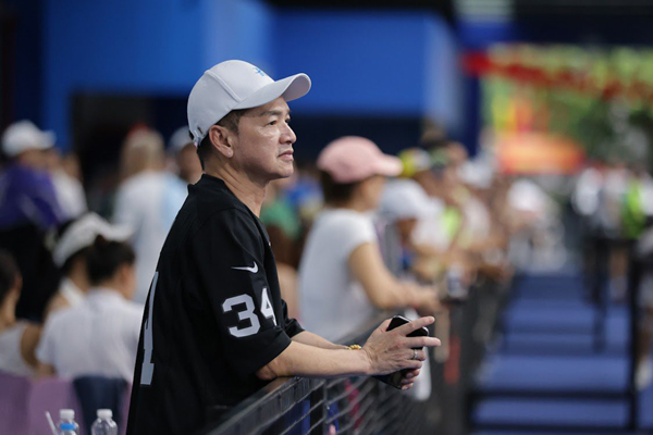 'Bố bỉm sữa' U70 Vbiz đi cổ vũ bạn gái 9X thi pickleball khiến khán giả sốc vì quá trẻ- Ảnh 2. 'Bố bỉm sữa' U70 Vbiz đi cổ vũ bạn gái 9X thi pickleball khiến khán giả sốc vì quá trẻ- Ảnh 2.