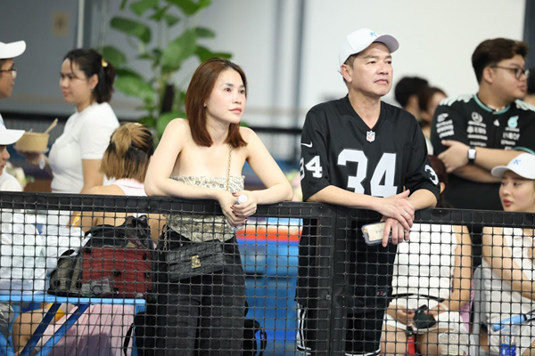 'Bố bỉm sữa' U70 Vbiz đi cổ vũ bạn gái 9X thi pickleball khiến khán giả sốc vì quá trẻ- Ảnh 3. 'Bố bỉm sữa' U70 Vbiz đi cổ vũ bạn gái 9X thi pickleball khiến khán giả sốc vì quá trẻ- Ảnh 3.