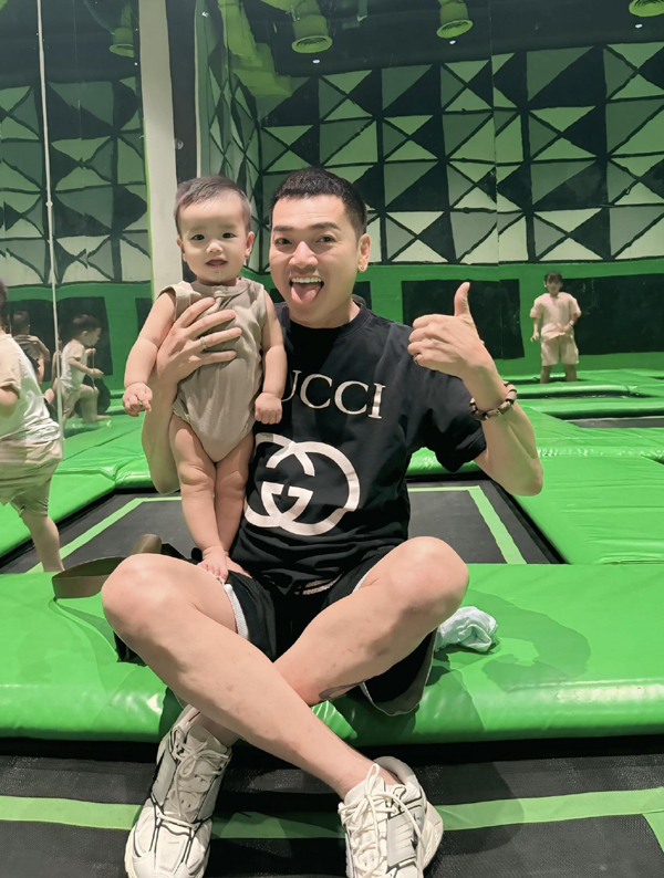 'Bố bỉm sữa' U70 Vbiz đi cổ vũ bạn gái 9X thi pickleball khiến khán giả sốc vì quá trẻ- Ảnh 4. 'Bố bỉm sữa' U70 Vbiz đi cổ vũ bạn gái 9X thi pickleball khiến khán giả sốc vì quá trẻ- Ảnh 4.