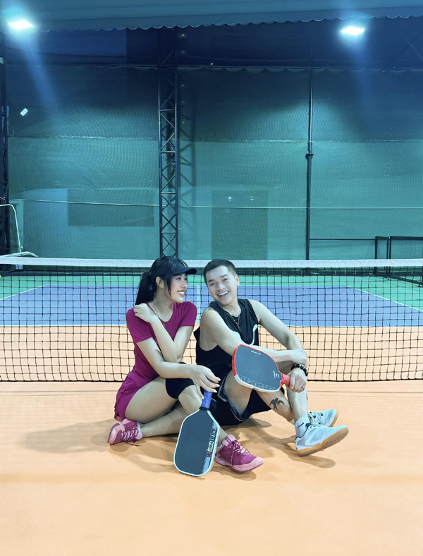 'Bố bỉm sữa' U70 Vbiz đi cổ vũ bạn gái 9X thi pickleball khiến khán giả sốc vì quá trẻ- Ảnh 5. 'Bố bỉm sữa' U70 Vbiz đi cổ vũ bạn gái 9X thi pickleball khiến khán giả sốc vì quá trẻ- Ảnh 5.