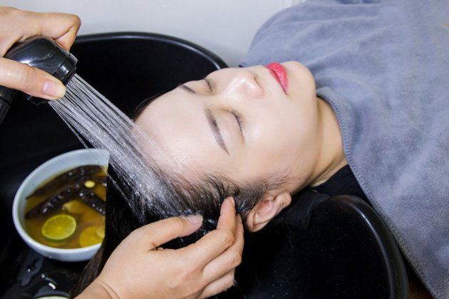 3 cách gội đầu giảm rụng tóc- Ảnh 1. 3 cách gội đầu giảm rụng tóc- Ảnh 1.