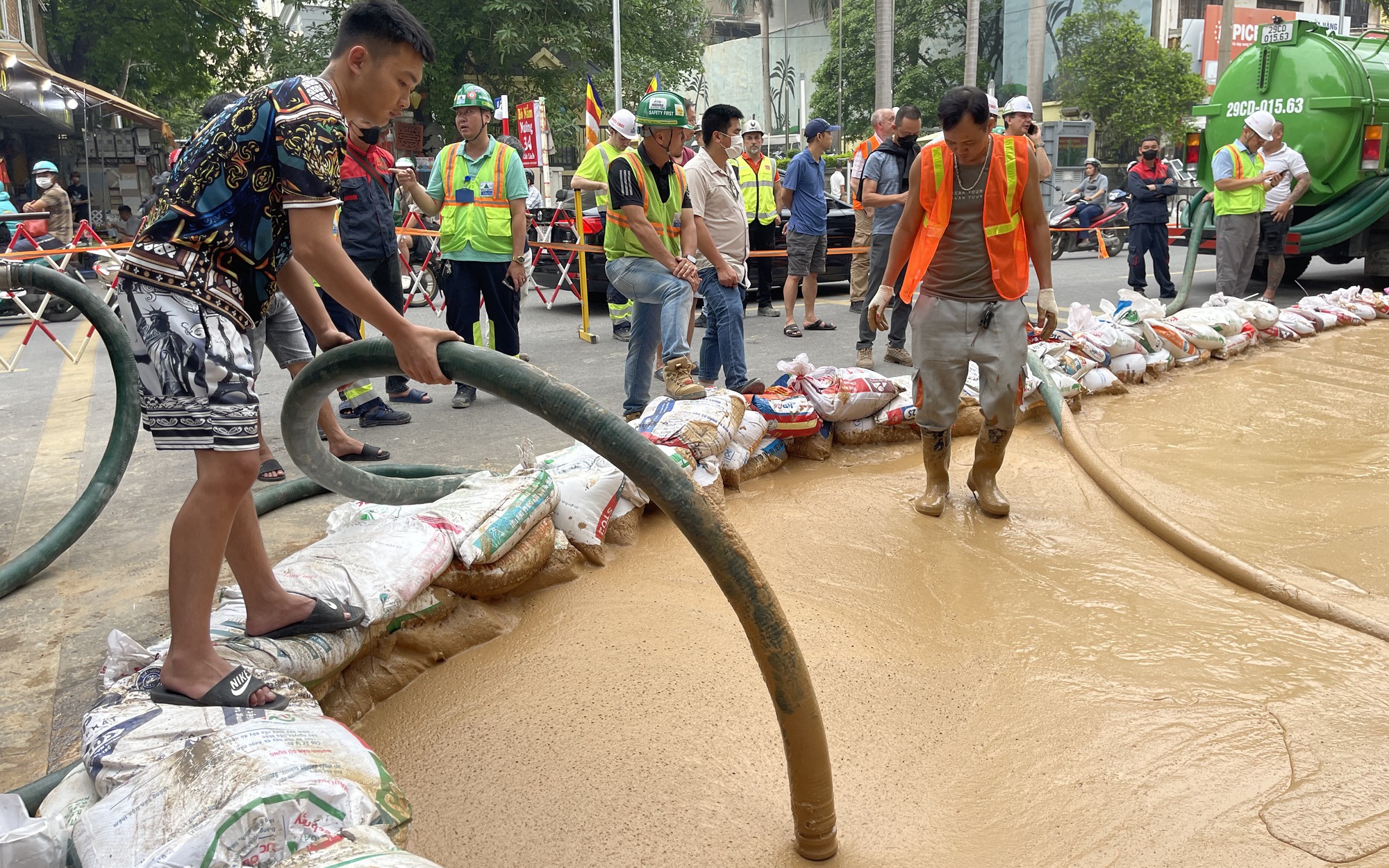 Bùn đất bất ngờ phun trào trên đường Cát Linh, Hà Nội