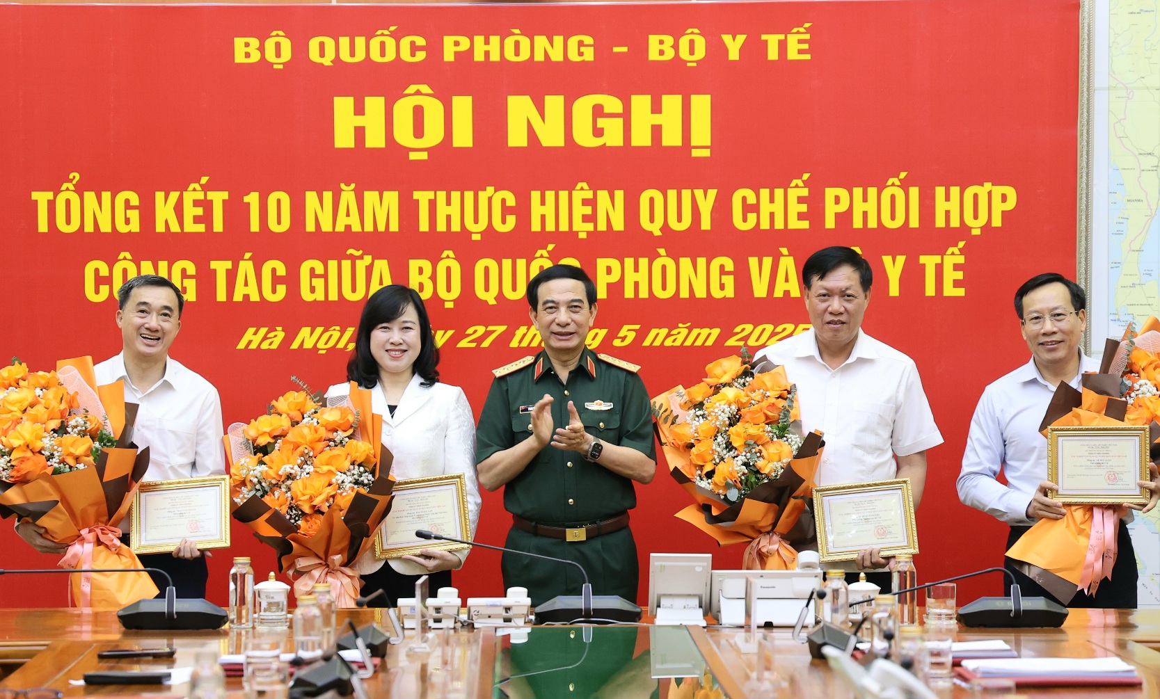 Tiếp tục triển khai thực hiện tốt công tác kết hợp quân dân y, phát triển y tế biển, đảo, vùng sâu, vùng xa, biên giới- Ảnh 7. Tiếp tục triển khai thực hiện tốt công tác kết hợp quân dân y, phát triển y tế biển, đảo, vùng sâu, vùng xa, biên giới- Ảnh 7.