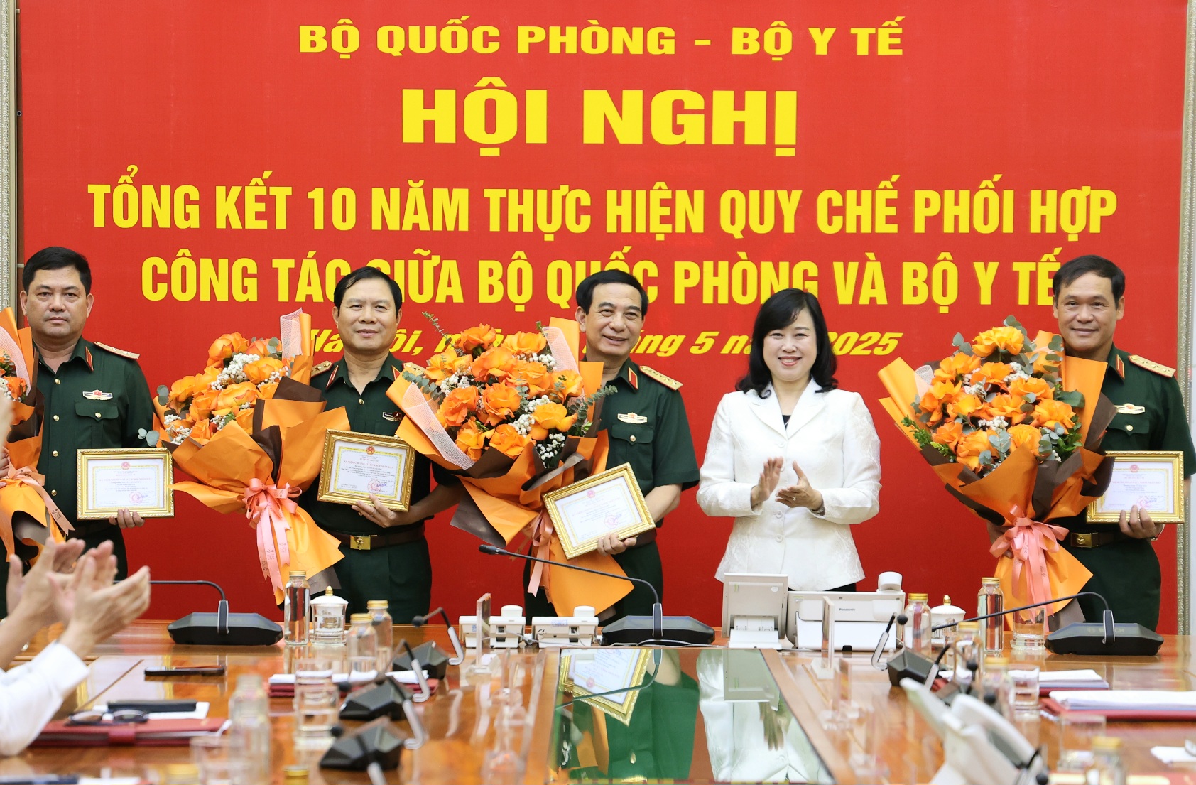 Tiếp tục triển khai thực hiện tốt công tác kết hợp quân dân y, phát triển y tế biển, đảo, vùng sâu, vùng xa, biên giới- Ảnh 8. Tiếp tục triển khai thực hiện tốt công tác kết hợp quân dân y, phát triển y tế biển, đảo, vùng sâu, vùng xa, biên giới- Ảnh 8.