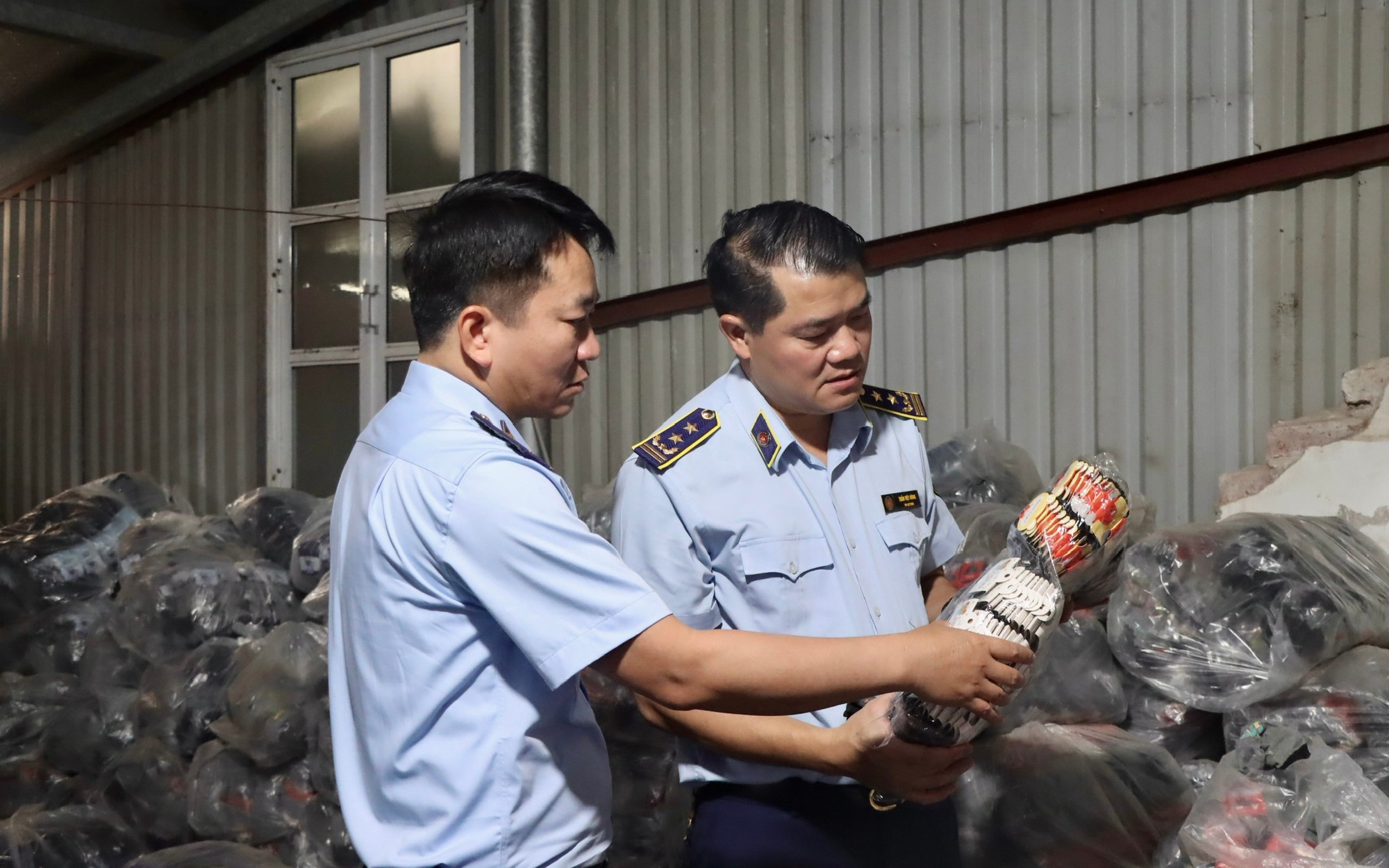 Nhà xưởng ngoại thành Hà Nội sản xuất hàng chục nghìn đôi tất "hàng hiệu" giả mạo