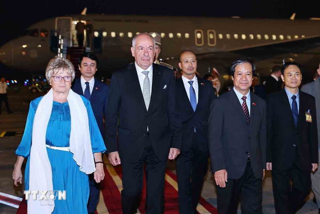 Tổng thống Hungary bắt đầu thăm chính thức Việt Nam- Ảnh 3. Tổng thống Hungary bắt đầu thăm chính thức Việt Nam- Ảnh 3.