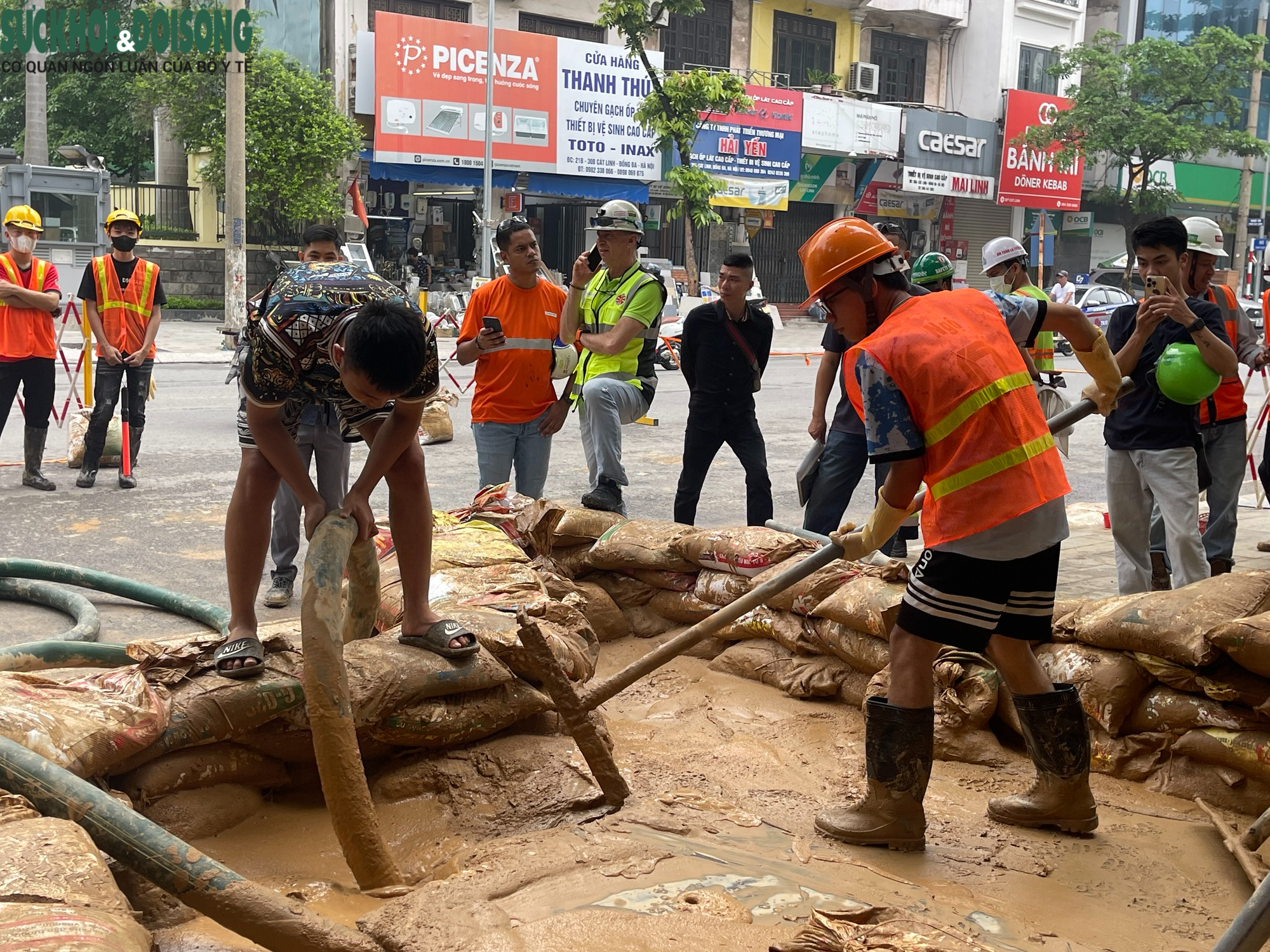 Hà Nội: Xuyên đêm xử lý, bùn vẫn phun trào trên phố Cát Linh- Ảnh 1. Hà Nội: Xuyên đêm xử lý, bùn vẫn phun trào trên phố Cát Linh- Ảnh 1.