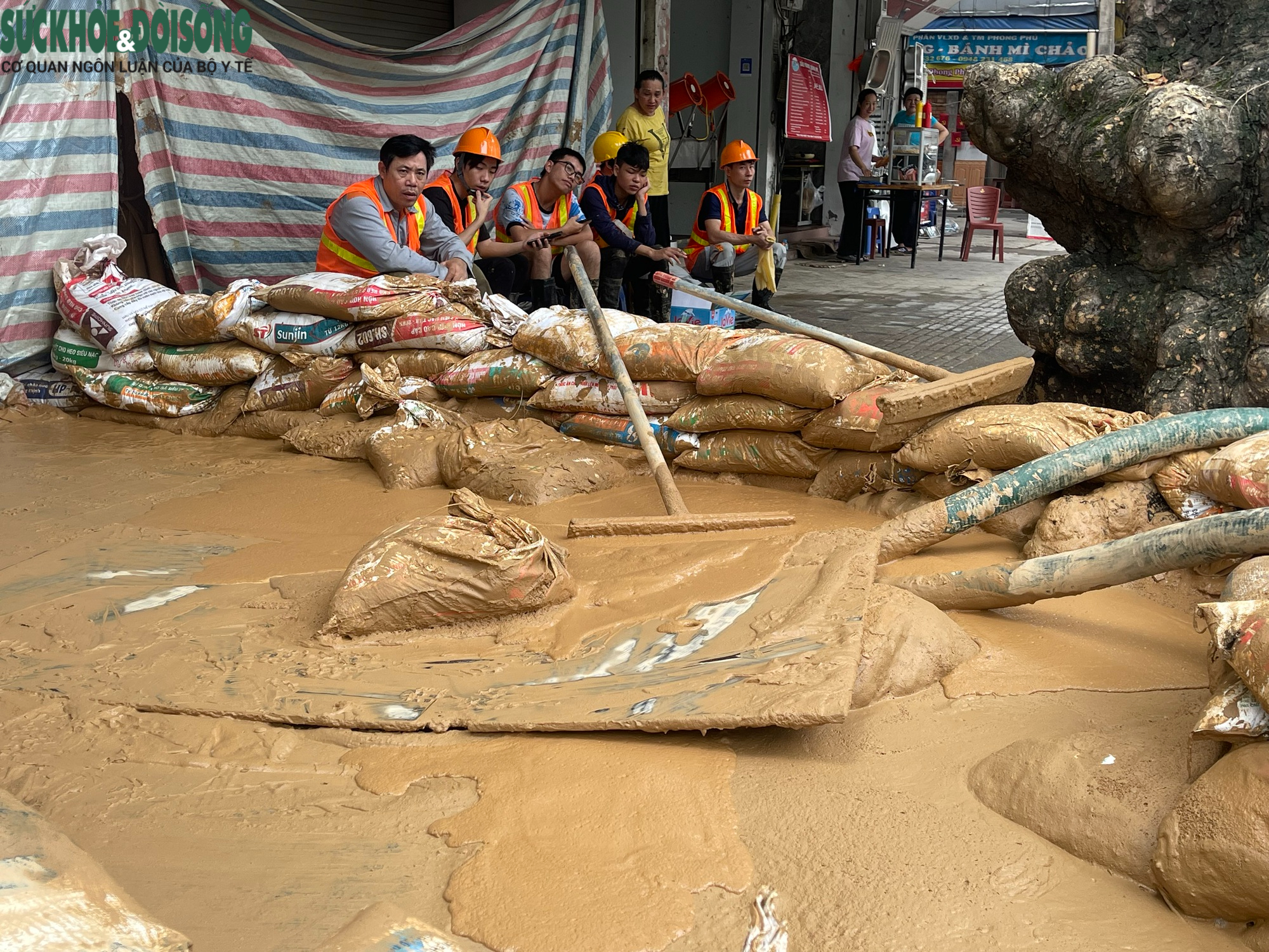 Hà Nội: Xuyên đêm xử lý, bùn vẫn phun trào trên phố Cát Linh- Ảnh 2. Hà Nội: Xuyên đêm xử lý, bùn vẫn phun trào trên phố Cát Linh- Ảnh 2.