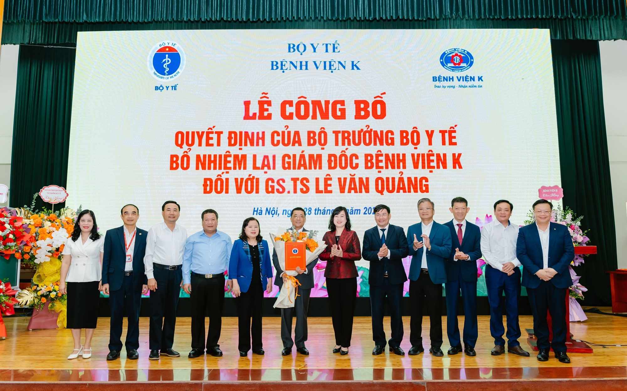 Bộ trưởng Đào Hồng Lan trao quyết định bổ nhiệm lại Giám đốc Bệnh viện K đối với GS.TS Lê Văn Quảng
