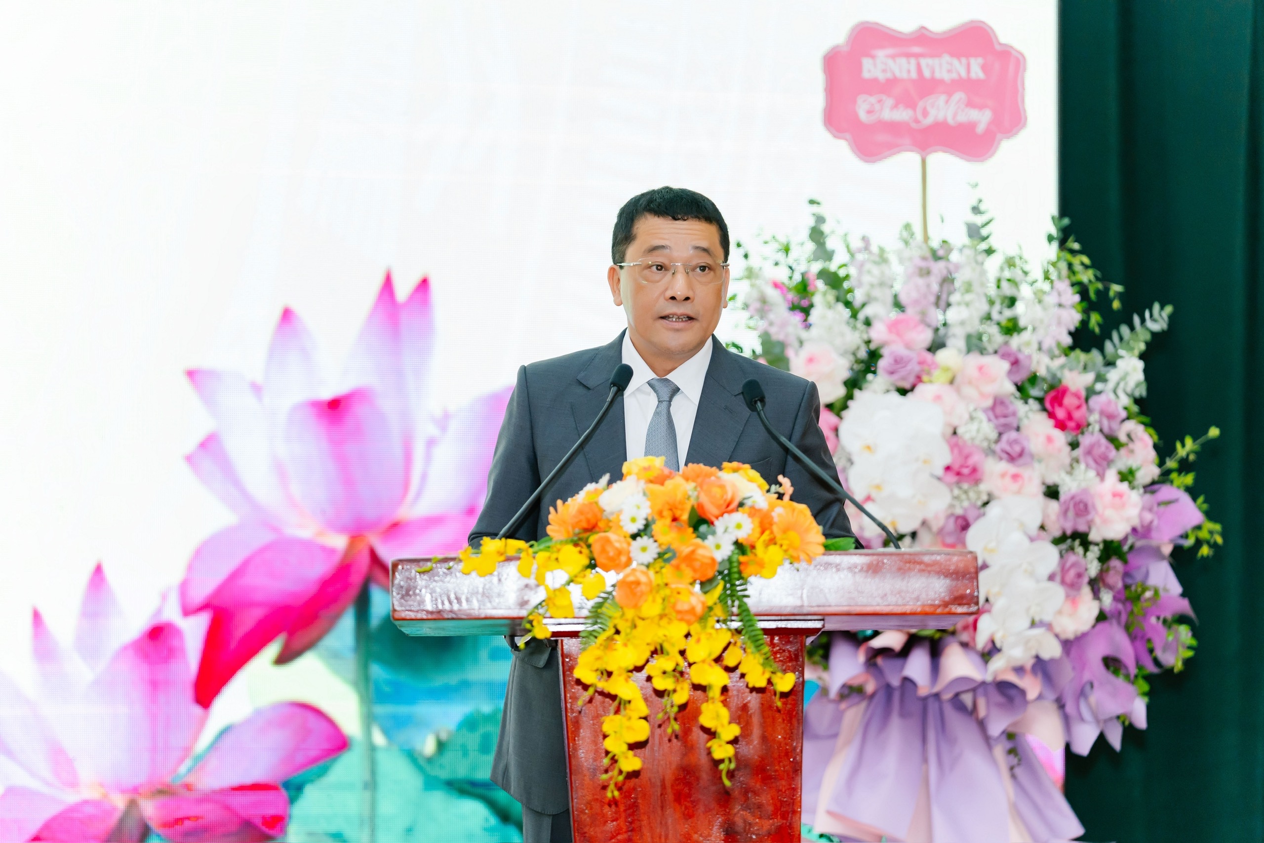 Bộ trưởng Đào Hồng Lan trao quyết định bổ nhiệm lại Giám đốc Bệnh viện K đối với GS.TS Lê Văn Quảng- Ảnh 4. Bộ trưởng Đào Hồng Lan trao quyết định bổ nhiệm lại Giám đốc Bệnh viện K đối với GS.TS Lê Văn Quảng- Ảnh 4.