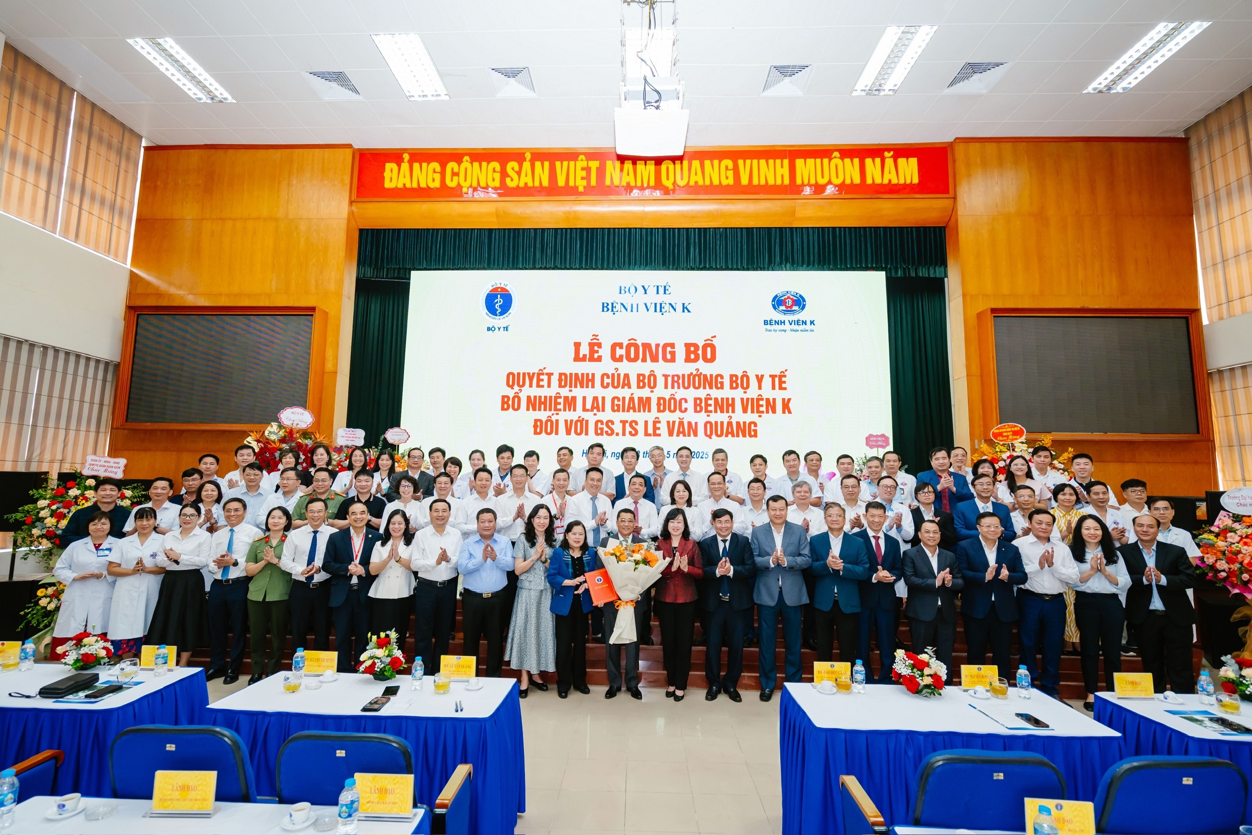 Bộ trưởng Đào Hồng Lan trao quyết định bổ nhiệm lại Giám đốc Bệnh viện K đối với GS.TS Lê Văn Quảng- Ảnh 3. Bộ trưởng Đào Hồng Lan trao quyết định bổ nhiệm lại Giám đốc Bệnh viện K đối với GS.TS Lê Văn Quảng- Ảnh 3.