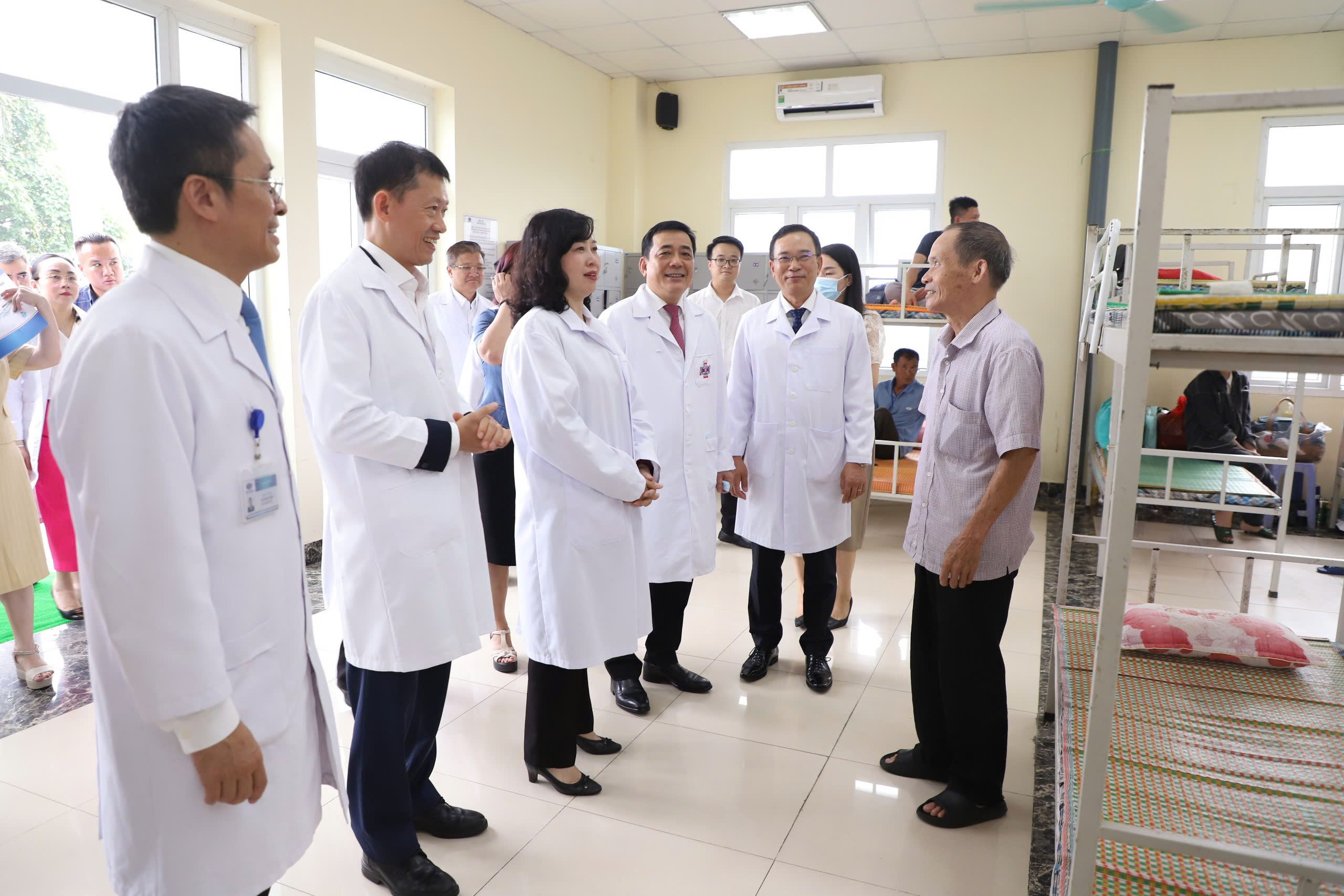 Bộ trưởng Đào Hồng Lan trao quyết định bổ nhiệm lại Giám đốc Bệnh viện K đối với GS.TS Lê Văn Quảng- Ảnh 8. Bộ trưởng Đào Hồng Lan trao quyết định bổ nhiệm lại Giám đốc Bệnh viện K đối với GS.TS Lê Văn Quảng- Ảnh 8.
