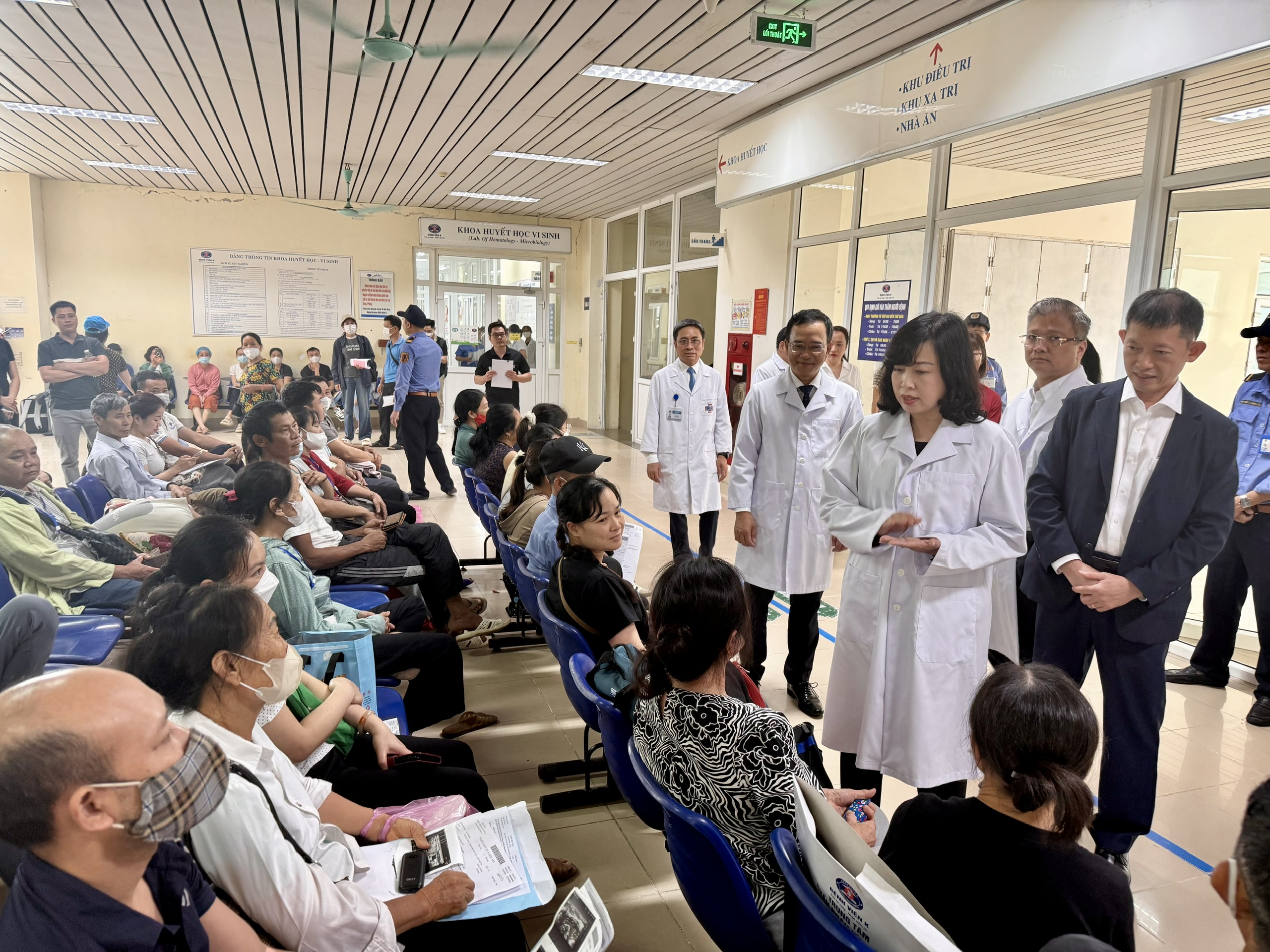 Bộ trưởng Đào Hồng Lan trao quyết định bổ nhiệm lại Giám đốc Bệnh viện K đối với GS.TS Lê Văn Quảng- Ảnh 7. Bộ trưởng Đào Hồng Lan trao quyết định bổ nhiệm lại Giám đốc Bệnh viện K đối với GS.TS Lê Văn Quảng- Ảnh 7.