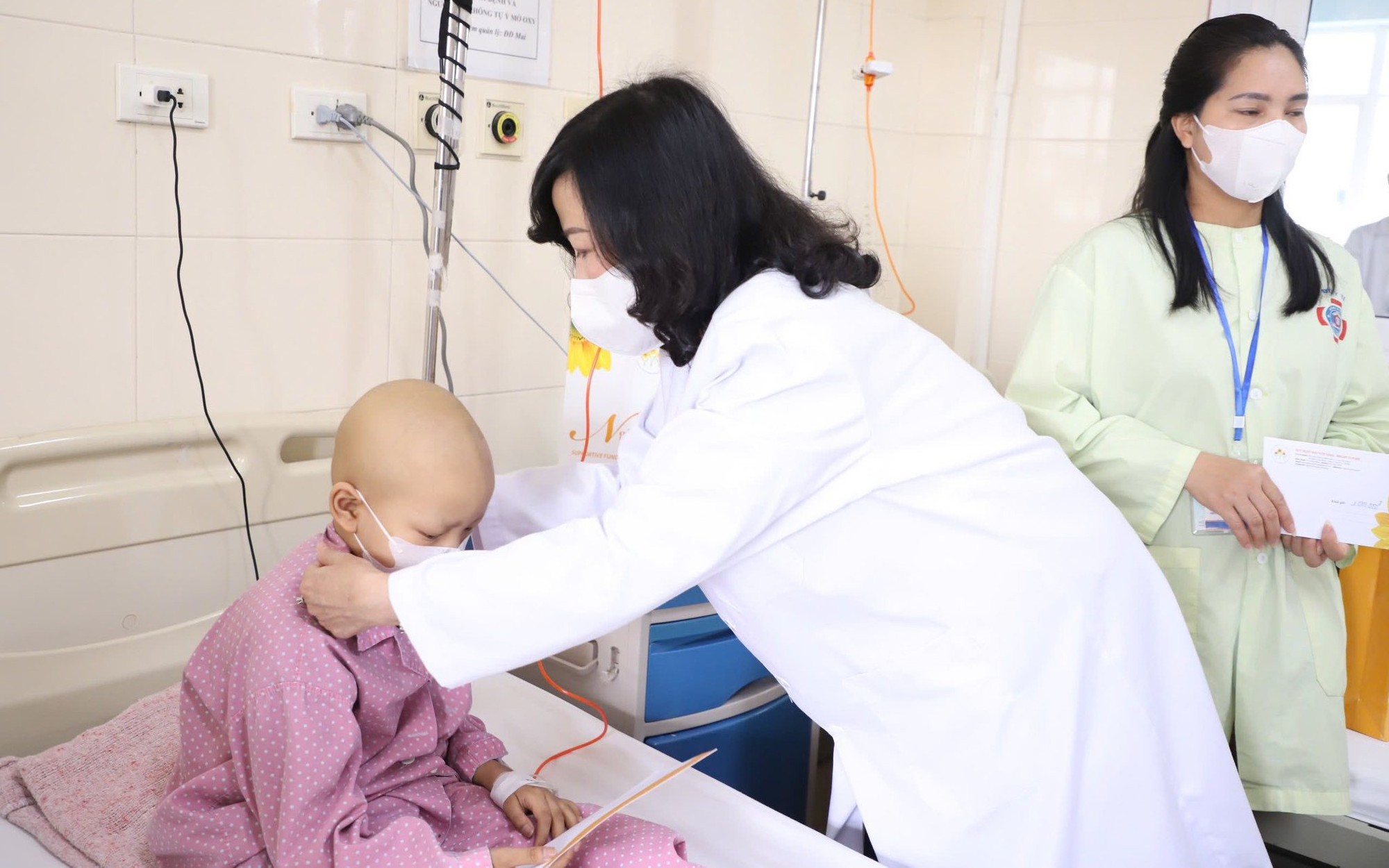 Bộ trưởng Đào Hồng Lan thăm, tặng quà bệnh nhân tại Bệnh viện K nhân dịp Quốc tế Thiếu nhi