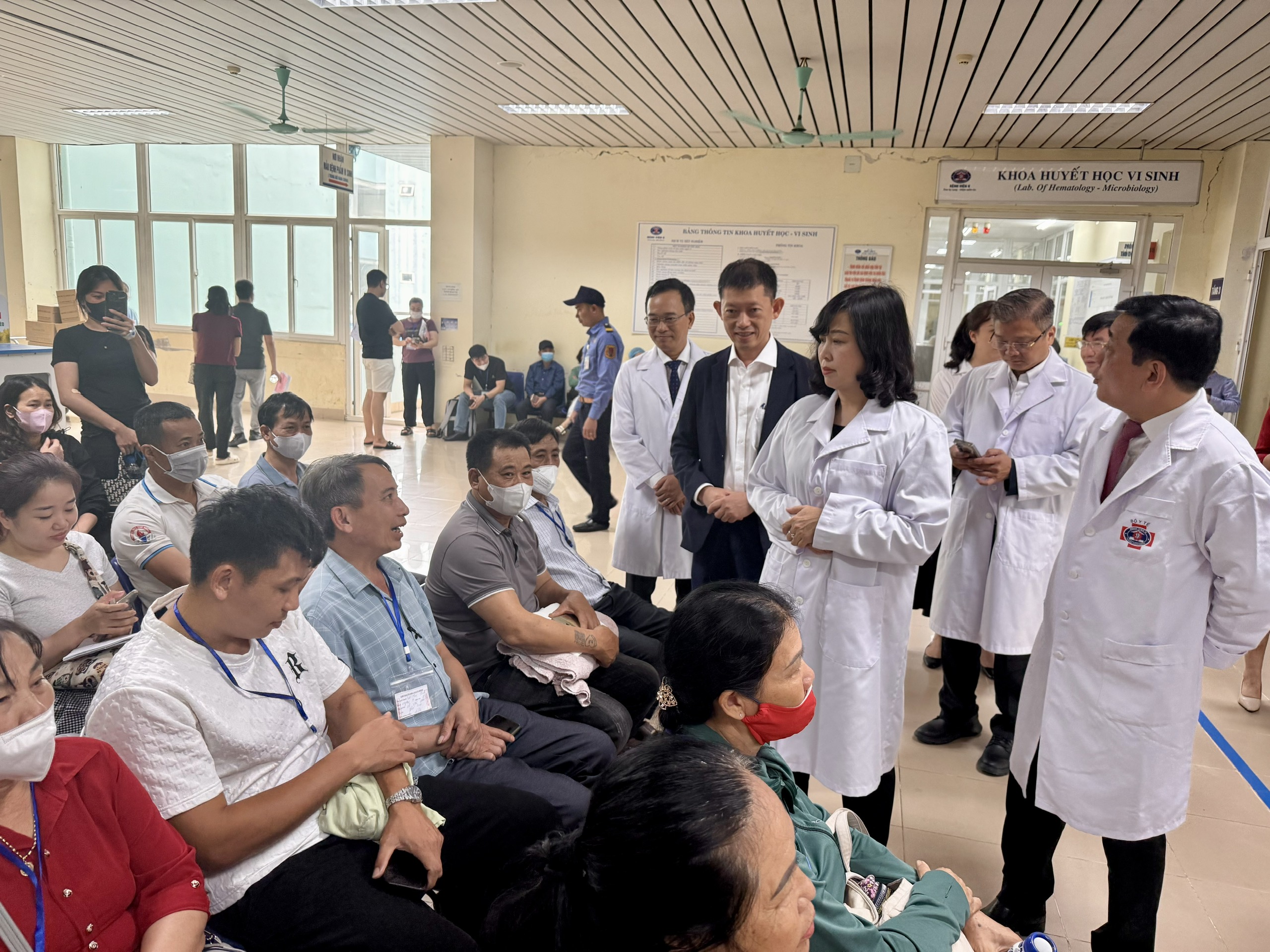 Bộ trưởng Đào Hồng Lan trao quyết định bổ nhiệm lại Giám đốc Bệnh viện K đối với GS.TS Lê Văn Quảng- Ảnh 6. Bộ trưởng Đào Hồng Lan trao quyết định bổ nhiệm lại Giám đốc Bệnh viện K đối với GS.TS Lê Văn Quảng- Ảnh 6.