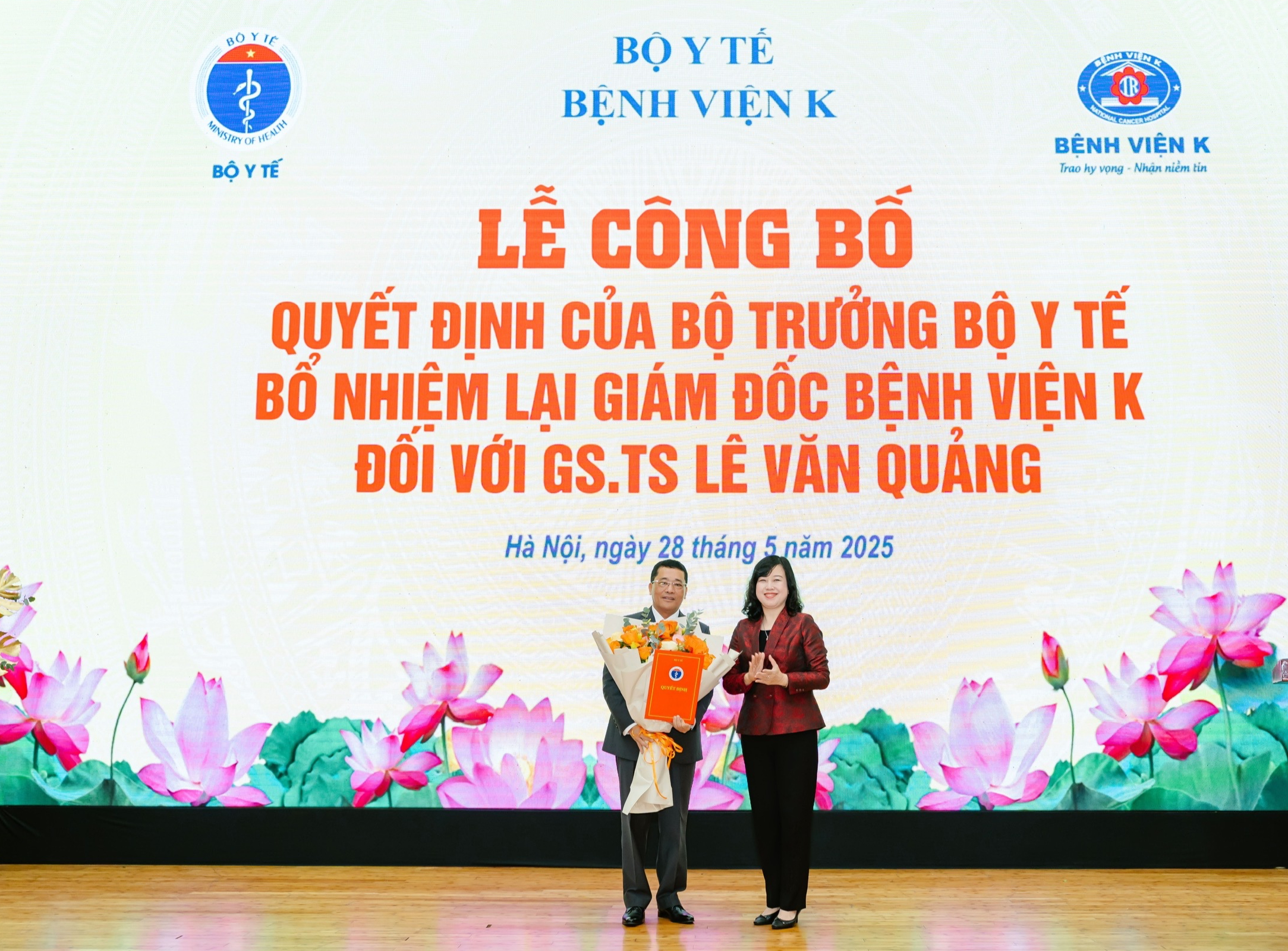 Bộ trưởng Đào Hồng Lan trao quyết định bổ nhiệm lại Giám đốc Bệnh viện K đối với GS.TS Lê Văn Quảng- Ảnh 1. Bộ trưởng Đào Hồng Lan trao quyết định bổ nhiệm lại Giám đốc Bệnh viện K đối với GS.TS Lê Văn Quảng- Ảnh 1.