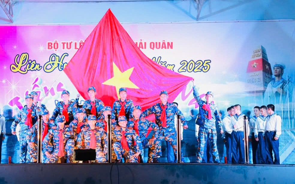 Vùng 4 Hải quân tổ chức tuyên truyền biển, đảo cho hơn 12.000 người- Ảnh 3.